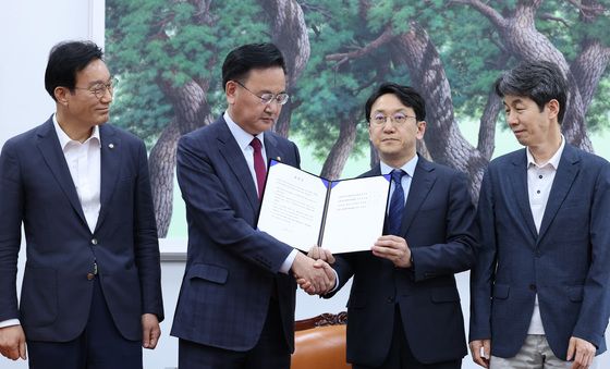 '중대선거구제 도입' 악수하는 여야