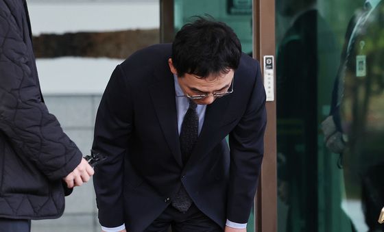 허리숙여 인사하는 구자현 검찰총장 대행