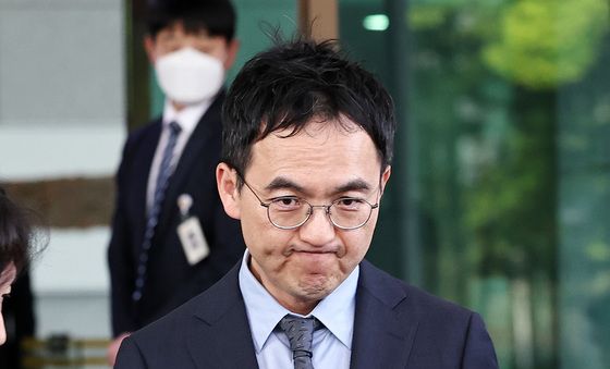 청사 나서는 구자현 총장 직무대행