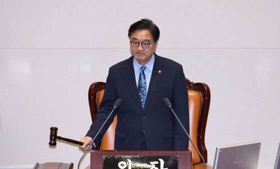 의사봉 두드리는 우원식 의장