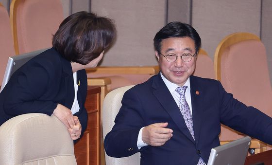 대화하는 윤호중 장관·정춘생 의원