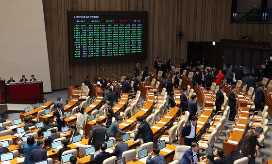 투표 후 곧바로 이석하는 의원들