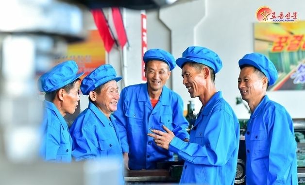 北, 라남탄광기계공장 조명…"당 결정관철에서 당원들이 앞장서야"