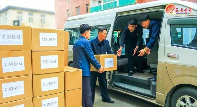 석탄전선에 보낼 자원물자 싣고있는 강원도 당위원회