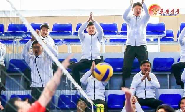 배구 경기중인 北 전력공업성 직원들