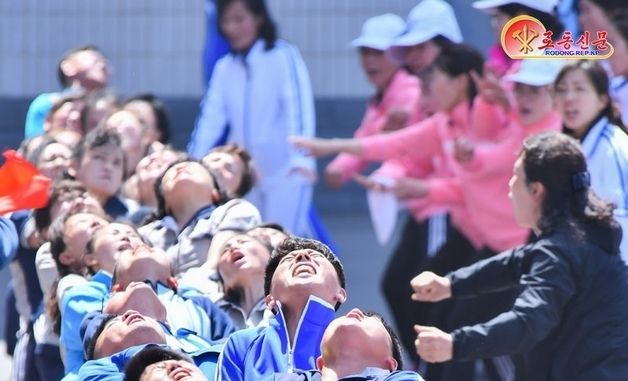 줄다리기 중인 평양어린이식료품 공장 직원들