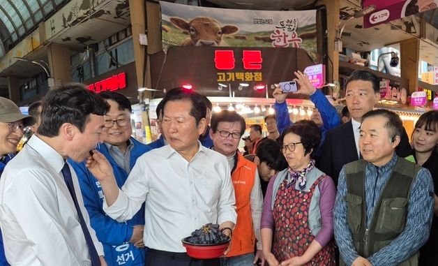 전태진 변호사에게 포도를 먹여주는 정청래 민주당 대표