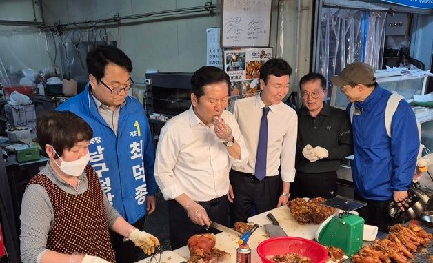 족발 맛보는 정청래 민주당 대표