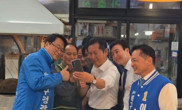 떡가게 운영 가족과 사진 찍는 정청래 민주당 대표