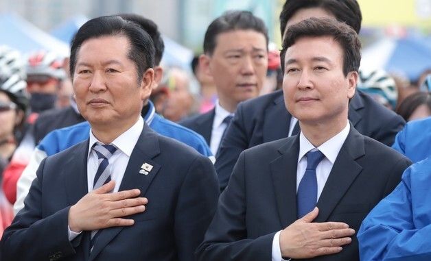 국민의례 하는 민주 '1호 영입' 전태진 변호사