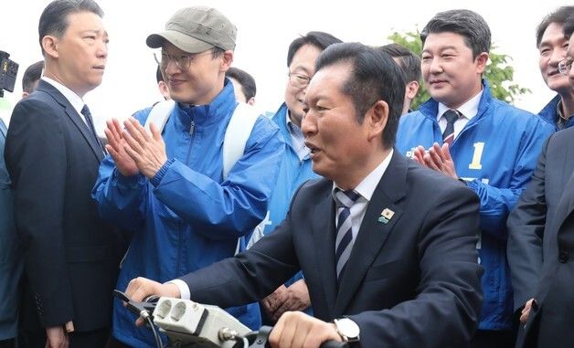 자전거 타는 정청래 대표