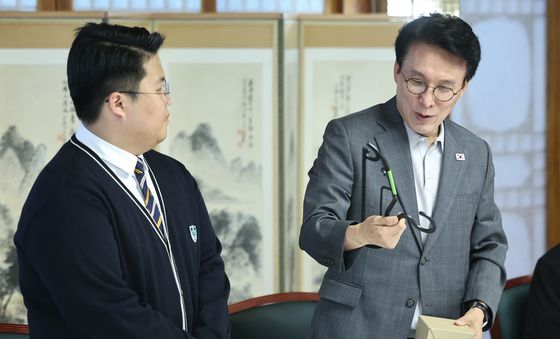 선물받은 김민석 총리