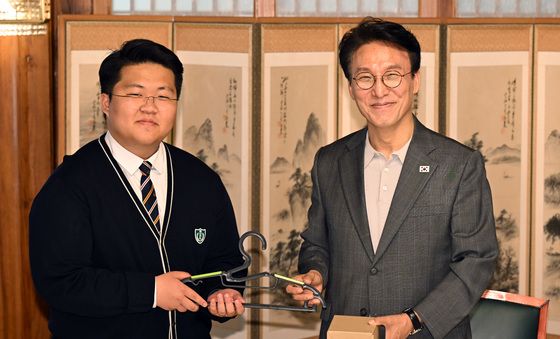 탄소중립 소재로 제작된 선물 받는 김민석 총리