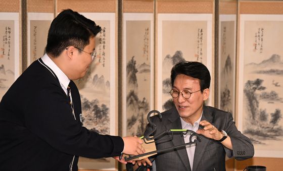 선물받는 김민석 총리