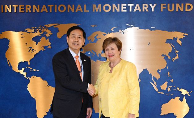 손잡은 구윤철 부총리와 IMF 총재
