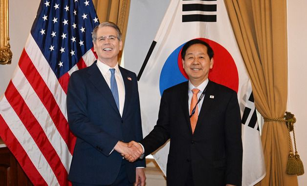 손잡은 구윤철 부총리와 스콧 베선트 美 재무장관