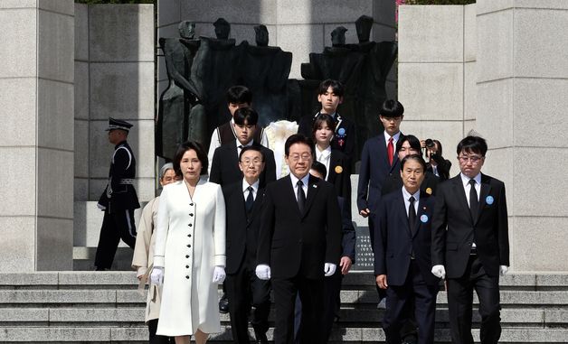 참배 마친 뒤 이동하는 이재명 대통령과 김혜경 여사