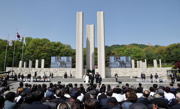 4·19혁명 기념식 참석한 이재명 대통령과 김혜경 여사