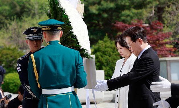 4·19혁명 기념탑에 참배하는 이재명 대통령과 김혜경 여사