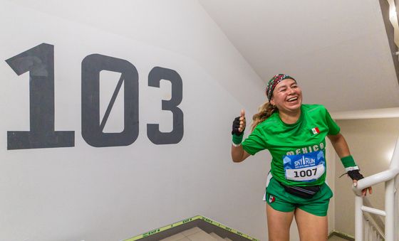 '롯데월드타워 계단을 오릅니다'