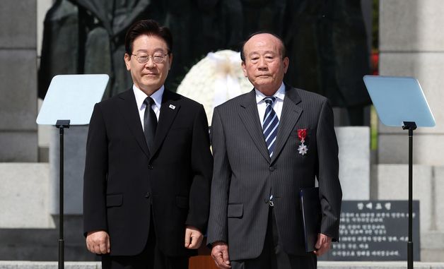 유공자와 기념 촬영하는 이재명 대통령