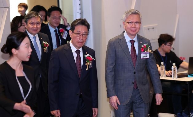 의협 정기대의원총회 참석하는 김택우 회장·김교웅 의장
