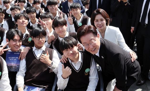 4·19혁명 기념식에서 학생들과 기념 촬영하는 이재명 대통령