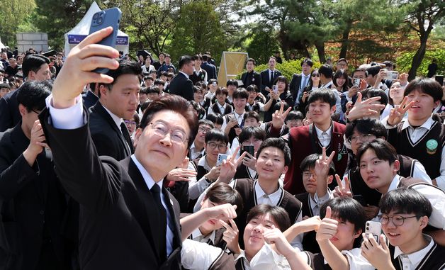 학생들과 셀카 찍는 이재명 대통령