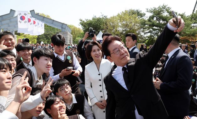 이재명 대통령, 4·19혁명 기념식에서 학생들과 셀카