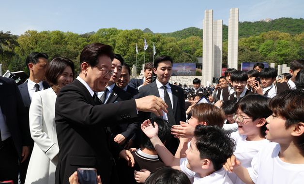 4·19혁명 기념식 참가 학생들과 인사하는 이재명 대통령