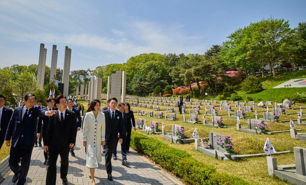 4·19민주묘지 둘러보는 이재명 대통령