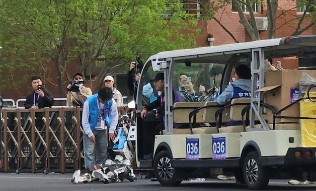 [포토] 마라톤 중 넘어진 中 휴머노이드 로봇