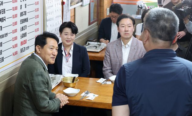 상인과 대화하는 오세훈 국민의힘 서울시장 후보