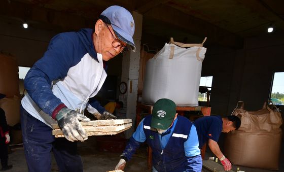 풍년 농사는 모판 준비부터