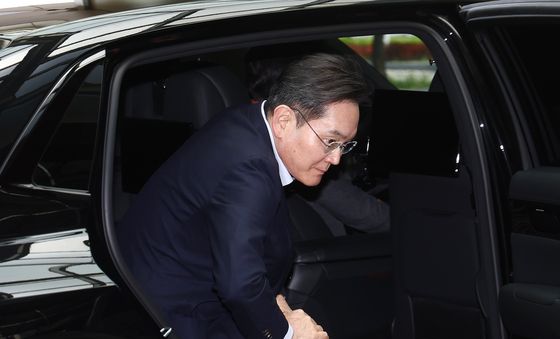 차량에서 내리는 이재용 삼성전자 회장