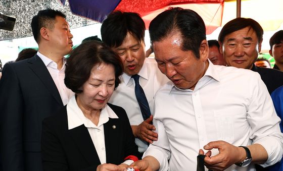 정청래 대표에게 사탕 달라고 말하는 김용 전 부원장