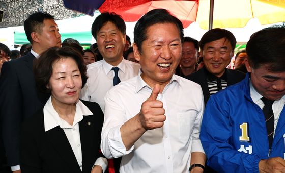 추미애·김용과 모란시장 찾은 정청래 대표 '엄지 척'