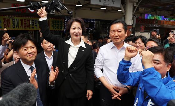 모란시장에서 발언하는 추미애 후보