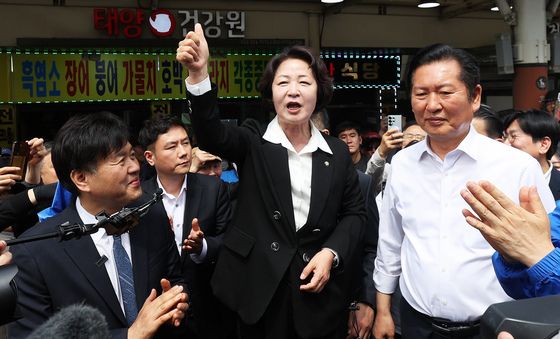 모란시장 찾아 발언하는 추미애 후보