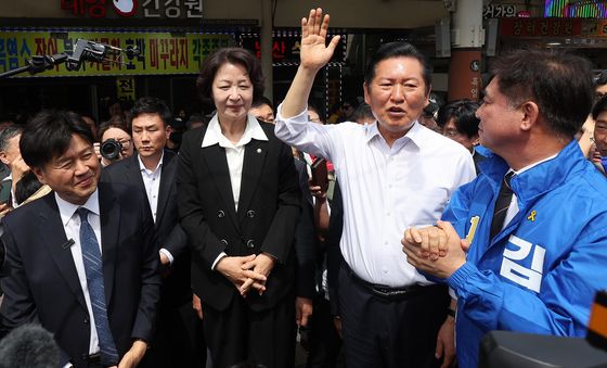 김용·추미애·김병욱과 모란시장 찾은 정청래 대표