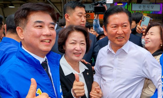 지역 후보들과 모란시장 찾은 정청래 민주당 대표