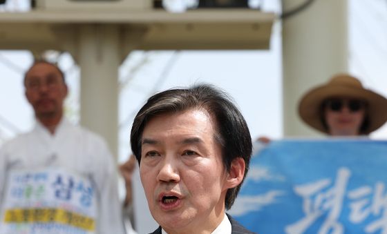 평택 찾아 공약발표하는 조국