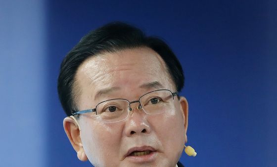 취재진 질문에 답하는 김부겸