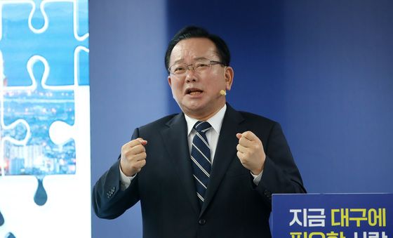 취재진 질문에 답하는 김부겸