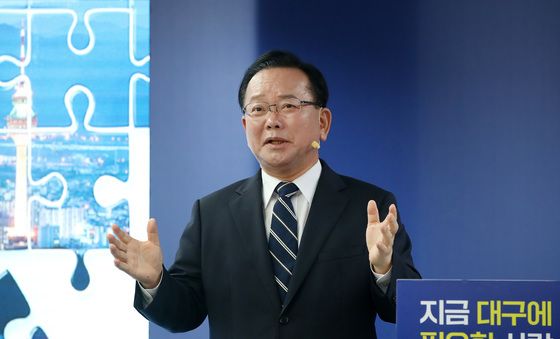 취재진 질문에 답하는 김부겸