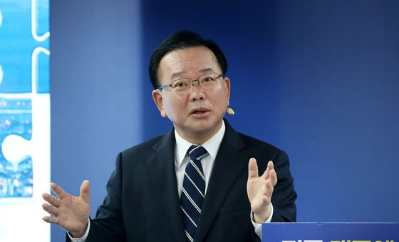 취재진 질문에 답하는 김부겸