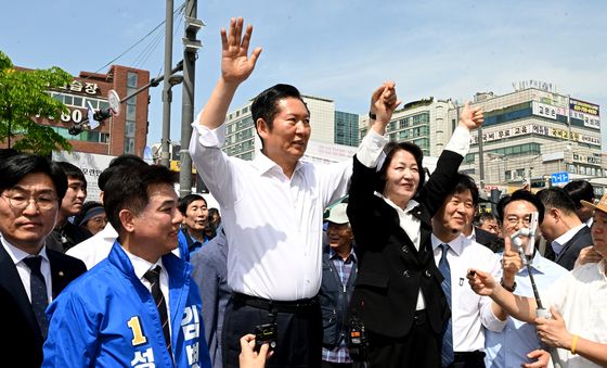 모란시장 찾은 정청래 대표, '추미애 후보와 두 팔 번쩍'