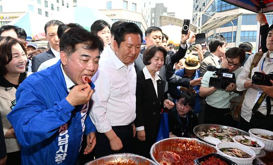 김병욱 성남시장 후보와 모란시장 찾은 정청래 민주당 대표