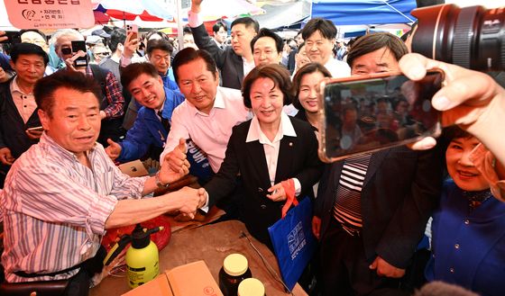 모란시장 찾아 인사 나누는 추미애 후보