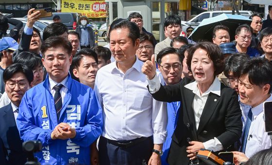 모란시장 찾은 추미애 후보 '엄지 척'